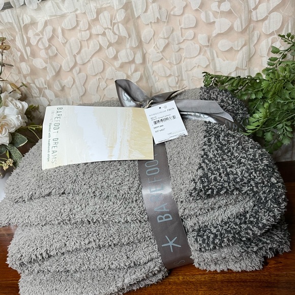 - BAREFOOT DREAMS warm grey/carbon new with tags - Picture 6 of 10